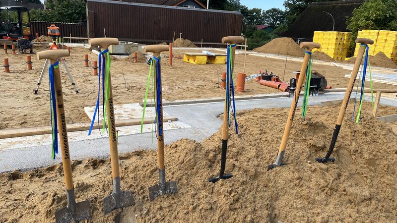 Die vorbereitenden Erdarbeiten sind abgeschlossen, jetzt wird mit den Rohbauarbeiten begonnen.