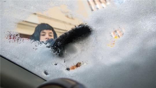 Die vordere Windschutzscheibe müssen Autofahrer komplett von Schnee und Eis befreien (Symbolbild).