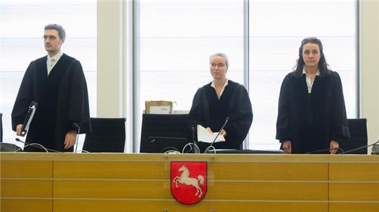 Die vorsitzende Richterin Uta Engemann (M.) mit den Richtern Timo Schmidt (l.) und Anke Hesse (r) zu Prozessbeginn im Gerichtssaal.