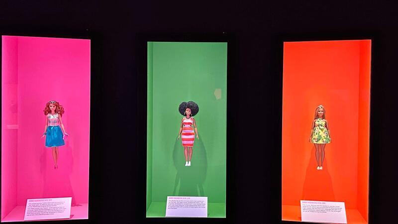 Pink ist mehr als eine Farbe: 65 Jahre Barbie-Hype Die wechselnde Mode ist stets ein wichtiges Thema bei Barbie.