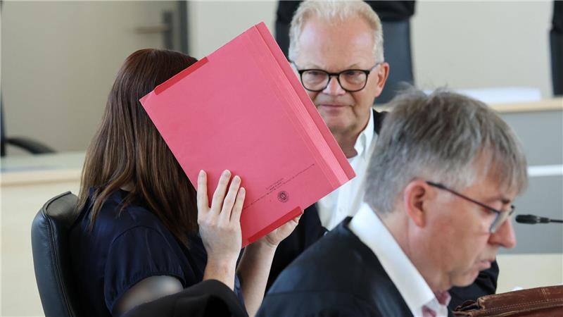 Die wegen Mordes an dem achtjährigen Fabian angeklagte Frau schweigt bislang zu den Vorwürfen.