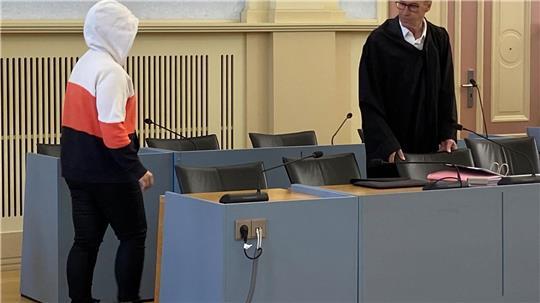 Die wegen Totschlags angeklagte Mutter betritt den Gerichtssaal. 