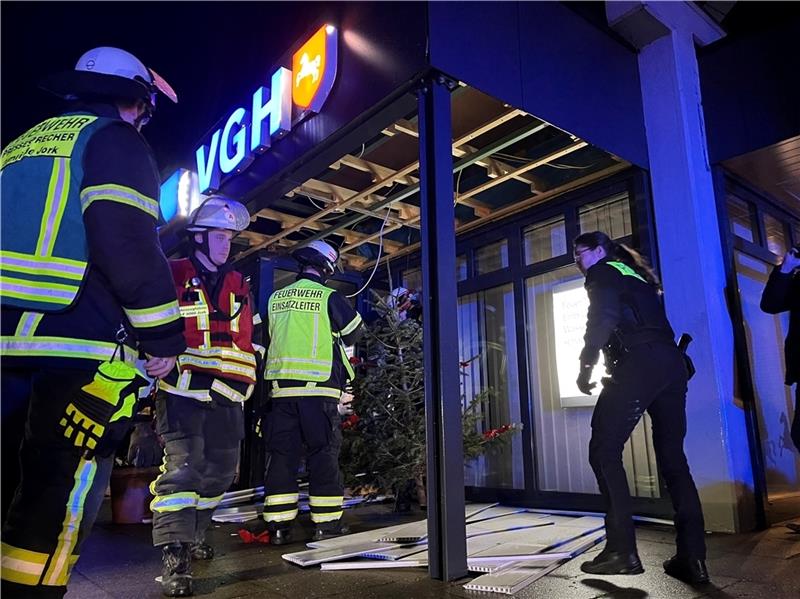 Noch keine heiße Spur nach Sprengstoffexplosion in Jork Die weggesprengte Deckenverkleidung liegt nach der Explosion auf dem Boden vor einer Versicherungsagentur in Westerjork. Foto: Vasel