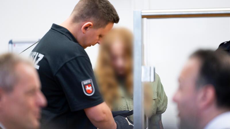 Kinder sterben nach illegalem Autorennen – Lebenslange Haft Die weibliche Angeklagte kommt vor Verhandlungsbeginn in einen Gerichtssaal im Landgericht Hannover.