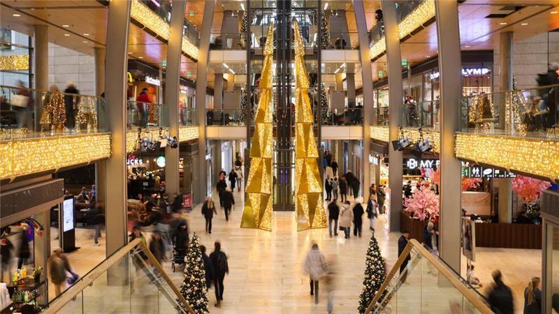 Verhaltene Erwartungen an das Weihnachtsgeschäft Die weihnachtlich dekorierte Europapassage in Hamburg.