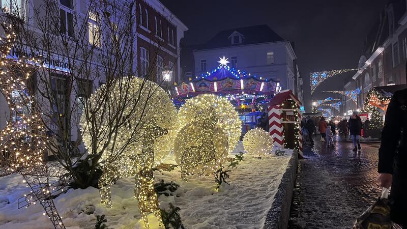 Festlich beleuchtet ist der Weihnachtsmarkt 2023 in der Altstadt von Buxtehude.