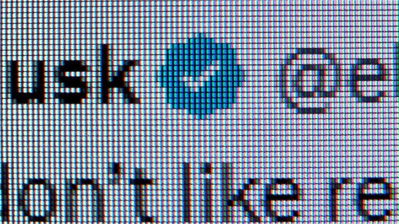 EU vs. Elon Musk: Brüssel verhängt Millionenstrafe gegen X Die weißen Haken auf blauem Untergrund sind auf X nur noch mit Abo zu bekommen. (Archivbild)