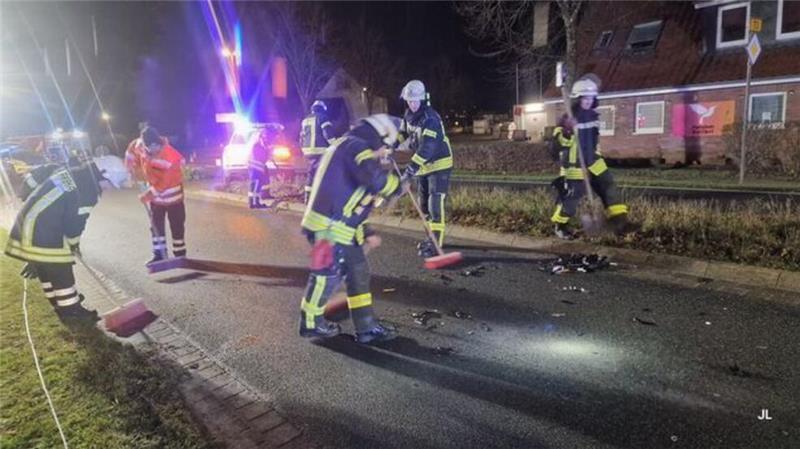 B73: Autofahrerin kollidiert mit Notarztwagen – Schwer verletzt Die weit über die Fahrbahn verstreuten Trümmerteile wurden von den Einsatzkräften eingesammelt.