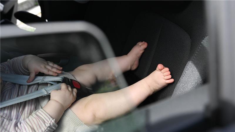 Einsamer Tod im Kindersitz - Wie kann so etwas passieren? Die wichtigste ADAC-Regel dazu lautet: Ein Baby oder Kind sollte niemals allein in einem geparkten Auto zurückgelassen werden, auch nicht für wenige Minuten.(Archivbild)