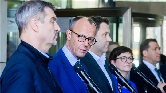 Die wichtigsten Fragen bei den Koalitionsverhandlungen muss die Spitzenrunde klären. (Archivbild)