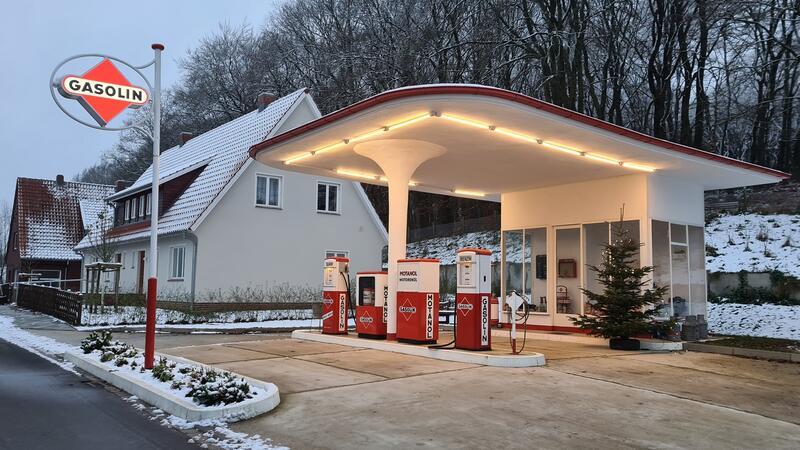 Die winterliche Königsberger Straße im Freilichtmuseum am Kiekeberg.