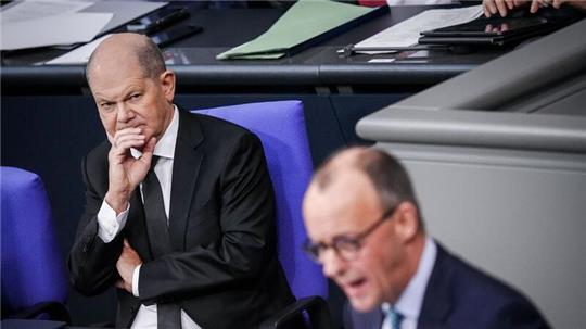 Die wirtschaftspolitische Haltung von unter anderem Friedrich Merz (r) löst bei Bundeskanzler Olaf Scholz (l) „Irritation“ aus.