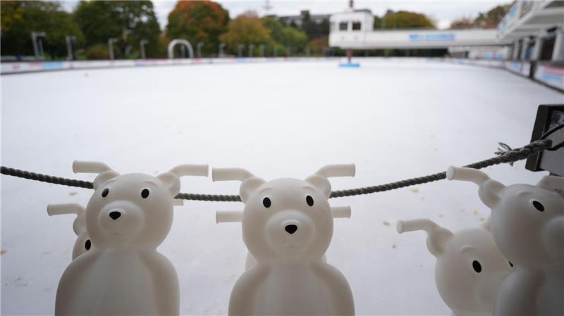 Die wohl berühmteste Eislaufbahn in Hamburg im Park Planten un Blomen startet am Samstag, 25. Oktober, in die Saison. (Archivbild)