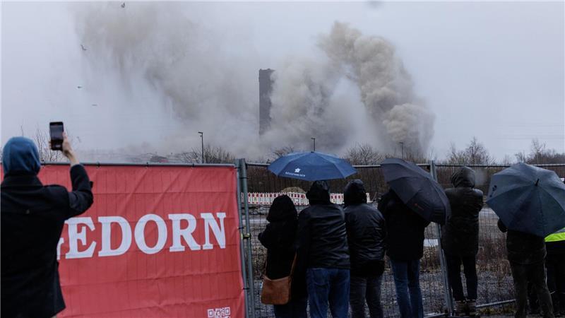 Die zahlreichen Schaulustigen konnten allerdings nur einen Teil des Spektakels sehen, denn die obere Hälfte des Schornsteins war von Nebel und Wolken verdeckt.