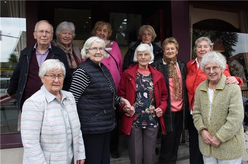 Die zehn Ehemaligen, die ab 1949 gemeinsam die Städtische Handelsschule in Buxtehude besuchten. Foto: Frank