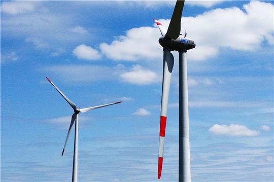Die zehn Windkraftanlagen nahe Heinbockel sollen auf 150 Hektar verteilt werden, der eigentliche Flächenverbrauch liegt bei fünf Hektar. Symbolfoto: dpa
