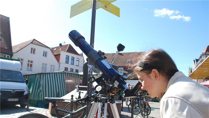Die zehnjährige Angelina blickt durch das Teleskop.