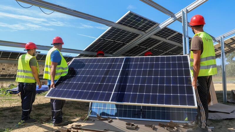 Die zeitweise große Menge an Solarstrom belastet jedoch die Stromnetze.