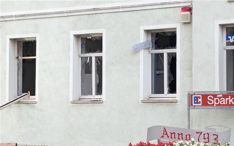 Geldautomatensprenger stirbt auf wilder Flucht in Fluss Die zerbrochenen Fensterscheiben der Sparkassen-Filiale im thüringischen Schloßvippach. Foto: Martin Wichmann/wichmann-tv/dpa