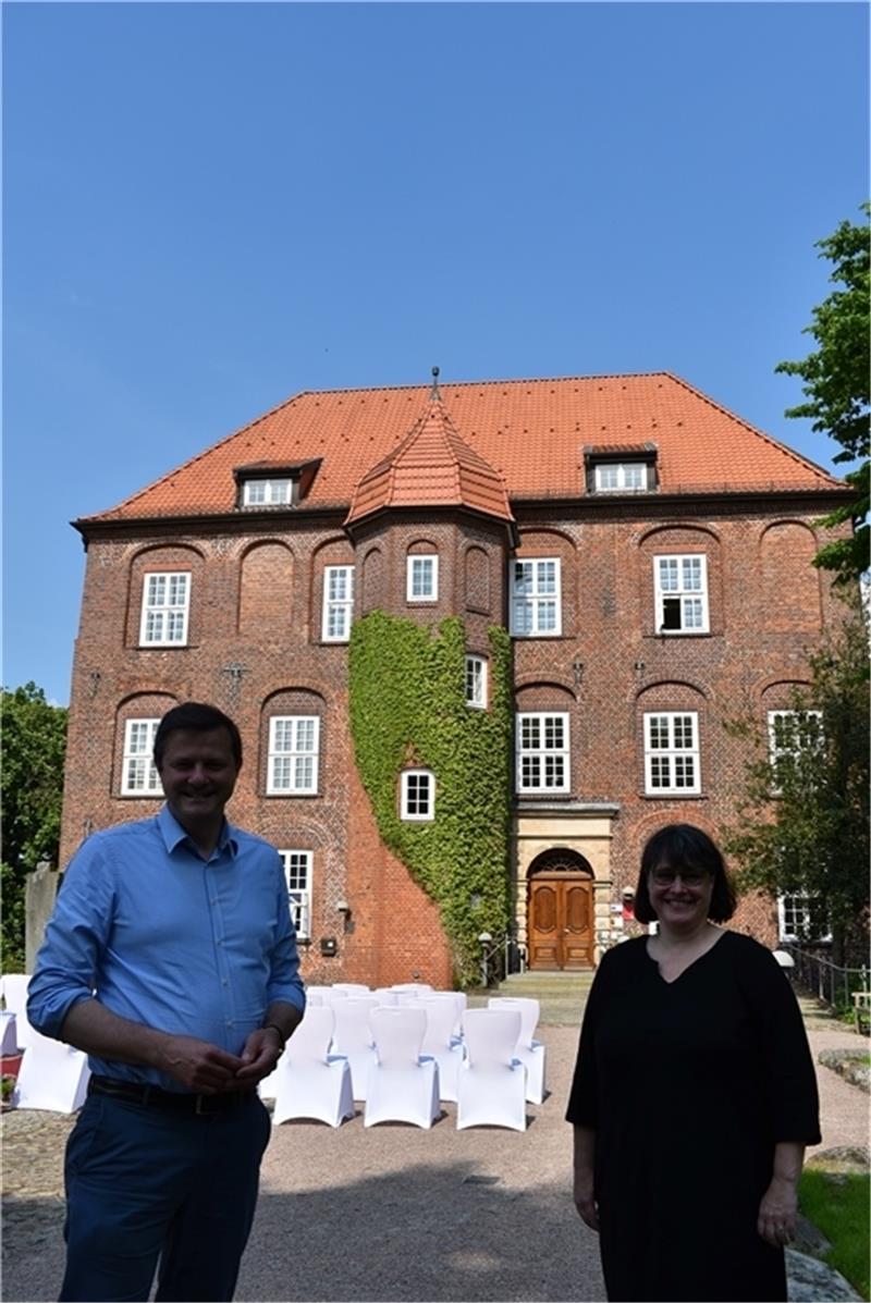Die zugesagten Fördermittel für das Schloss nahm CDU-Bundestagsabgeordneter Oliver Grundmann zum Anlass für einen Besuch bei Ruth Meyer als Leiterin der Stiftung Schloss Agathenburg. Foto: Weselmann