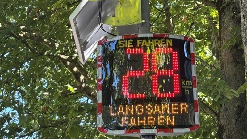 Verkehrsversuch in Buxtehude: Wildwest in der Einbahnstraße Die zulässige Höchstgeschwindigkeit von 20 Stundenkilometern in der Bahnhofstraße ist gewöhnungsbedürftig.