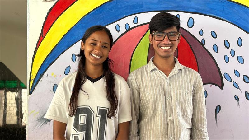 Die zwei Jugendlichen Shavani (l) und Jafar sind für die Organisation Salaam Baalak Trust in Neu-Delhi als Stadtführer tätig.