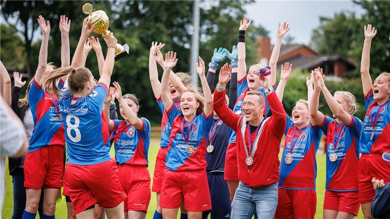Die zweite Frauenmannschaft des FC Oste/Oldendorf kann ihren Pokalsieg aus dem Vorjahr verteidigen.