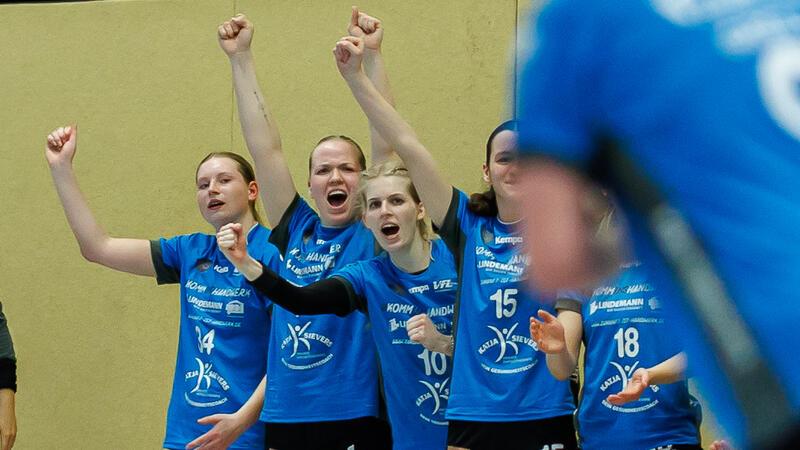 Die zweite Mannschaft des VfL Stade feiert den Aufstieg in die Handball-Oberliga.