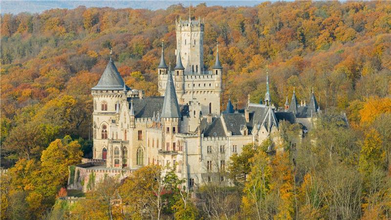 Die zweite Staffel der Teenie-Serie „Maxton Hall“ startet - und am Schloss Marienburg als Drehort wird mit deutlich mehr Besuchern gerechnet.