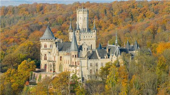 Die zweite Staffel der Teenie-Serie „Maxton Hall“ startet - und am Schloss Marienburg als Drehort wird mit deutlich mehr Besuchern gerechnet.