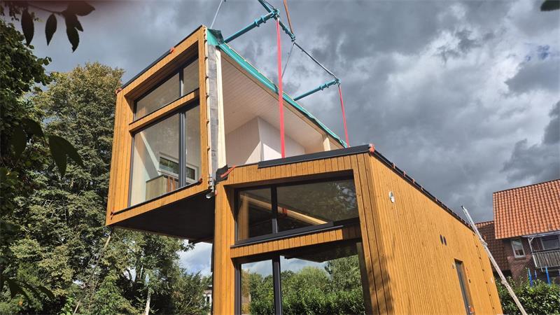 Die zweite Tiny-House-Hälfte wird platziert.