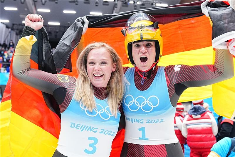 Die zweitplatzierte Anna Berreiter (links) mit Wieder-Olympiasiegerin Natalie Geisenberger. Foto: Michael Kappeler/dpa