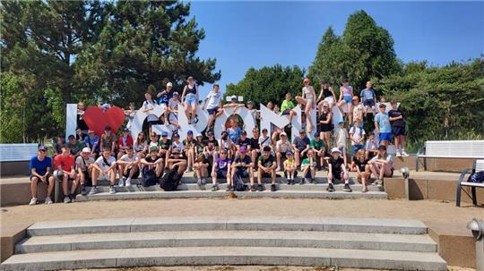 Die zweiwöchige Sommerreise für Kinder und Jugendliche nach Grömitz ist das soziale Aushängeschild der SG Buxtehude-Altkloster. Das Foto zeigt die Reisegruppe mit den Betreuern im Jahr 2024.