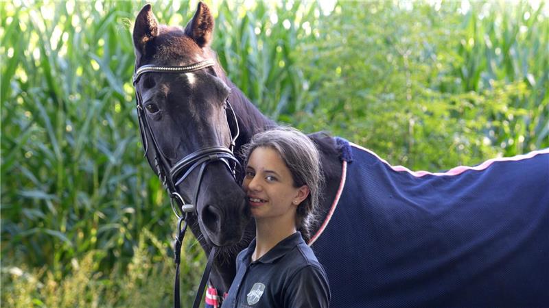 Dieser neue Pferde-Trend macht auch den Reitern Spaß Die zwölfjährige Sophia und der Pferde-Senior Magic sind ein Herz und eine Seele. Foto: Overschmidt