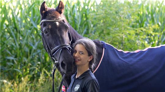 Die zwölfjährige Sophia und der Pferde-Senior Magic sind ein Herz und eine Seele. Foto: Overschmidt
