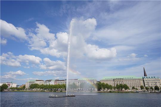 Die Alsterfontäne auf der Binnenalster in Hamburg. Foto: Marcus Brandt/dpa