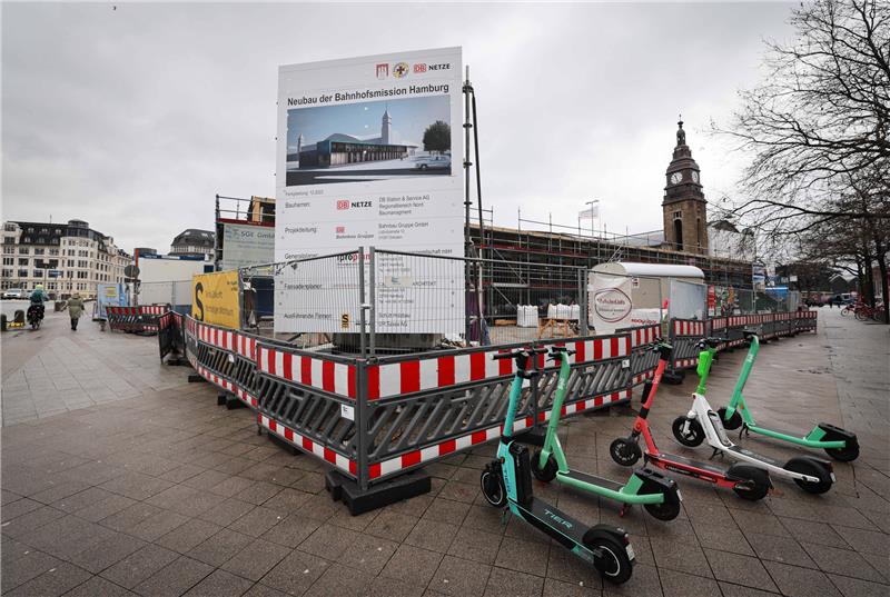 Die Baustelle für den Neubau der Bahnhofsmission Hamburg. Die Arbeiten für den Neubau am Hamburger Hauptbahnhof stehen kurz vor dem Abschluss. Foto: Christian Charisius/dpa