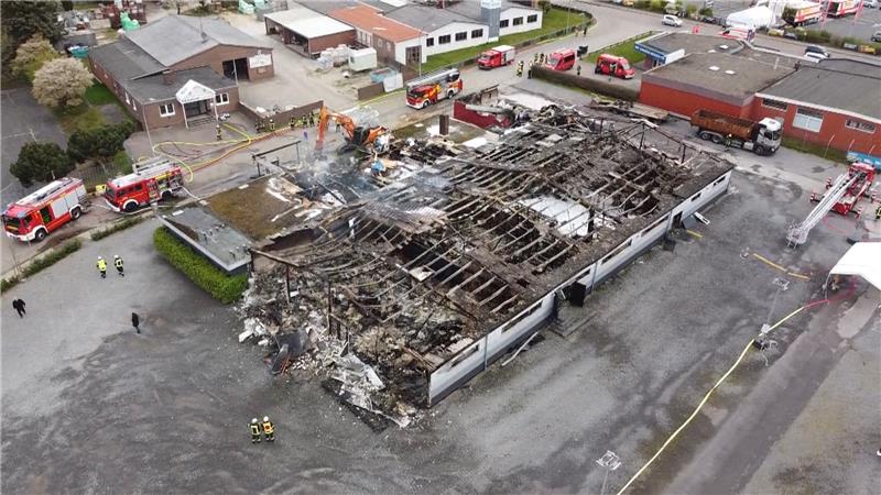 Die Diskothek in Walsrode ist in der Nacht zum Donnerstag komplett abgebrannt. Das gesamte Gebäude stand gegen 2 Uhr nachts in Flammen, wie die Polizei mitteilte. Verletzte gab es nicht. Foto: Fernando Martinez/dpa-TNN/dpa