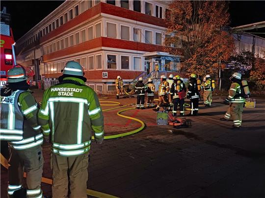 Die Feuerwehren Bützfleth, Bützflethermoor, Stade Zug I und Assel probten bei AOS den Ernstfall. Foto: Erwin Bube