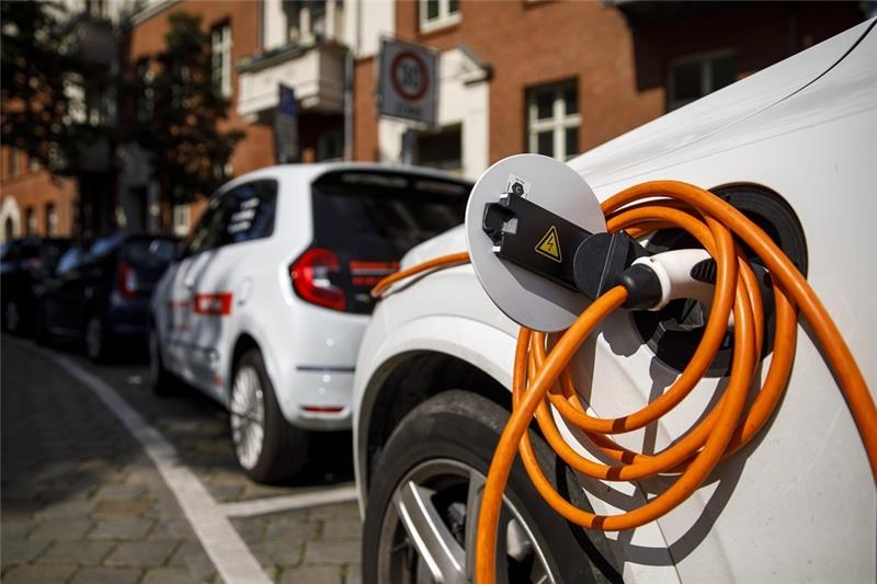 Die Gemeinde Jork hat fünf öffentliche Ladesäulen installiert, der Bedarf in der Klimaschutzregion liegt bei 80. Foto: dpa (Symbolbild)