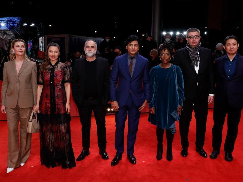 Die: Jury Mitglieder Connie Nielsen (l-r), Anne Zohra Berrached, Karim Ainouz, Präsident M. Night Shyamalan, Tsitsi Dangarembga, Said Ben Said und Ryusuke Hamaguchi. Foto: Gerald Matzka/dpa