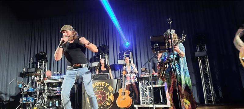 Die Partyband Boerney &amp; die Tri Tops auf der Bühne. Foto: Frank Deppe