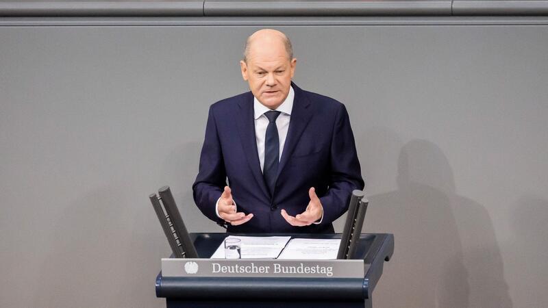 Mehr und schneller: Regierung will Abschiebungen forcieren Die Regierung von Bundeskanzler Olaf Scholz (SPD) will Hindernisse für Abschiebungen abbauen. So soll beispielsweise Ausreisepflichtigen in Haft ihre Abschiebung nicht mehr angekündigt werden.