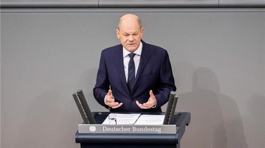 Die Regierung von Bundeskanzler Olaf Scholz (SPD) will Hindernisse für Abschiebungen abbauen. So soll beispielsweise Ausreisepflichtigen in Haft ihre Abschiebung nicht mehr angekündigt werden.