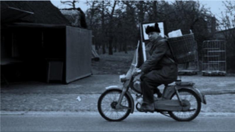 Diedrich Boisch, der „Osterhase von Jork“, auch genannt „Cheffo“, auf seinem Moped in voller Fahrt.