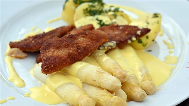Jeder Vierte mag keinen Spargel Diejenigen, die Spargel mögen, essen ihn am liebsten mit Sauce hollandaise (einer Soße, die ursprünglich nur aus Butter, Eigelb und einer Reduktion aus Weißwein besteht). (Archivbild)