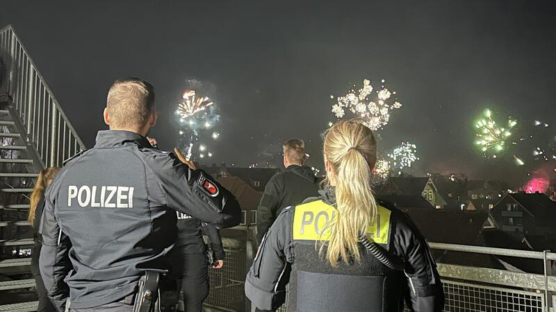 Auf Streife mit der Polizei an Silvester Dienst in der Silvesternacht: Polizeikommissarin Süß und Polizeikommissar Kelm auf dem Balkon des Polizeigebäudes in der Teichstraße in Stade. Beide baten darum, für die TAGEBLATT-Reportage nicht von vorne abgelichtet zu werden.