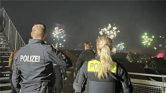 Dienst in der Silvesternacht: Polizeikommissarin Süß und Polizeikommissar Kelm auf dem Balkon des Polizeigebäudes in der Teichstraße in Stade. Beide baten darum, für die TAGEBLATT-Reportage nicht von vorne abgelichtet zu werden.