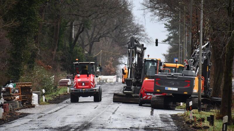 B495-Baustelle sorgt erneut für erhebliche Verkehrsbehinderungen Dienstagmorgen in Hemmoor: Mit "schwerem Gerät" erfolgen die Vorbereitungen und das Abfräsen der vorhandenen Fahrbahndecke im Hemmoorer Zentrum.