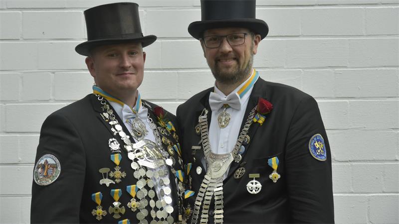 Dienstagsmajestäten 2026: Papageienkönig Sascha Tiedemann (links) und Vogelkönig Nils Hansmann.